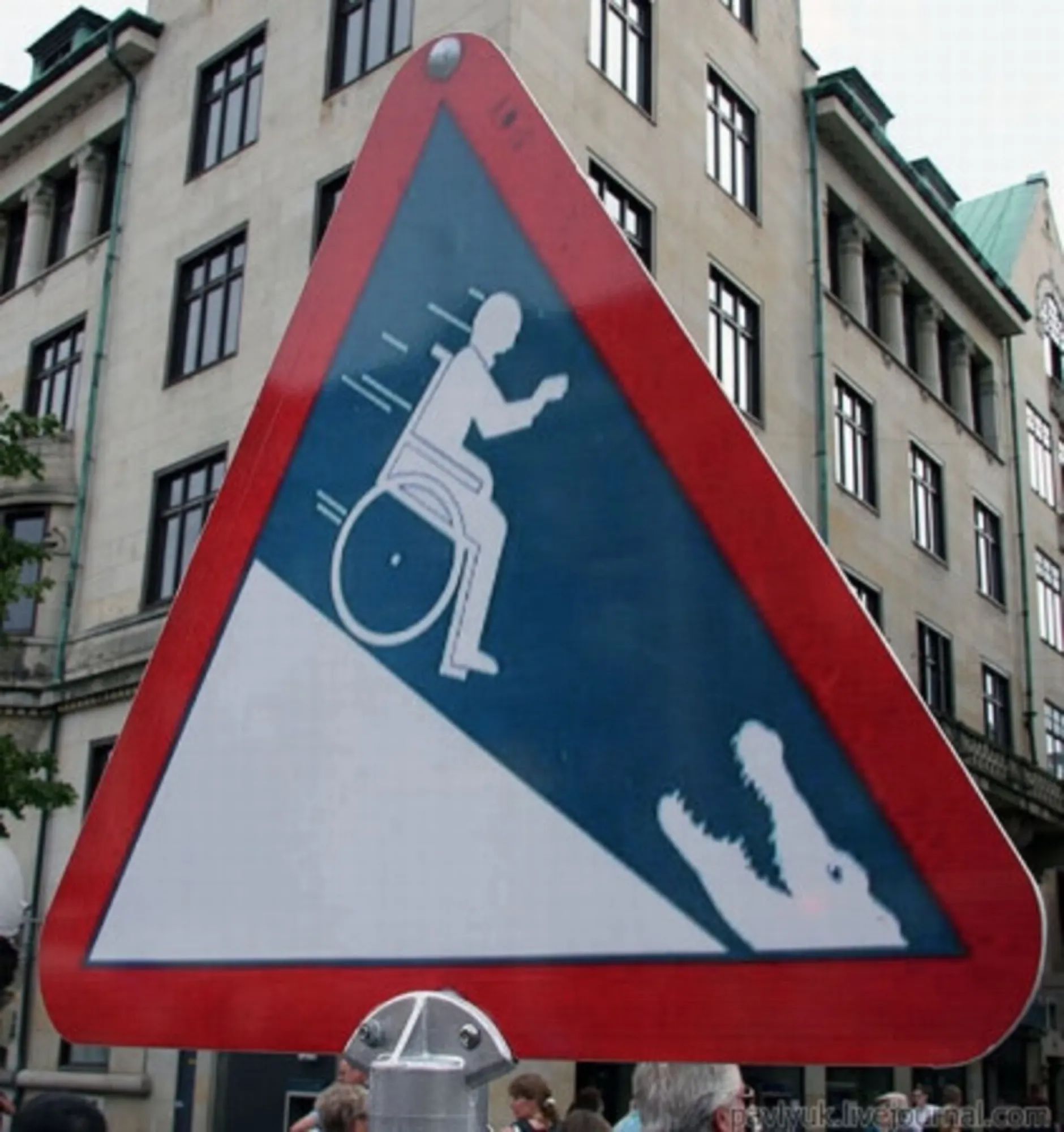 Самые глупые знаки. Необычные знаки дорожного движения. Самые необычные дорожные знаки.