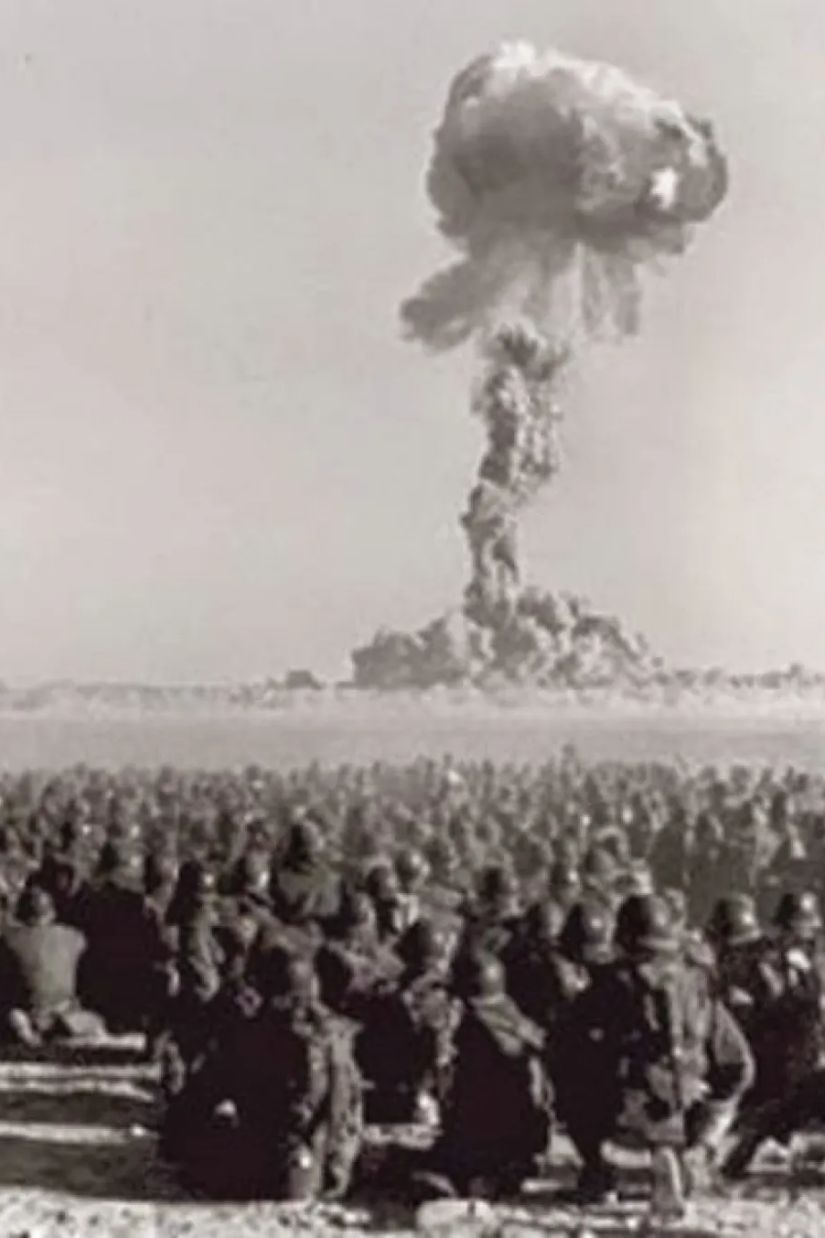 Тоцкий ядерный взрыв. Тоцкий полигон 1954 год ядерные испытания. Ядерный взрыв на Тоцком полигоне. Испытания атомного оружия 1954 на Тоцком полигоне. Атомный взрыв 1954 Тоцкое.