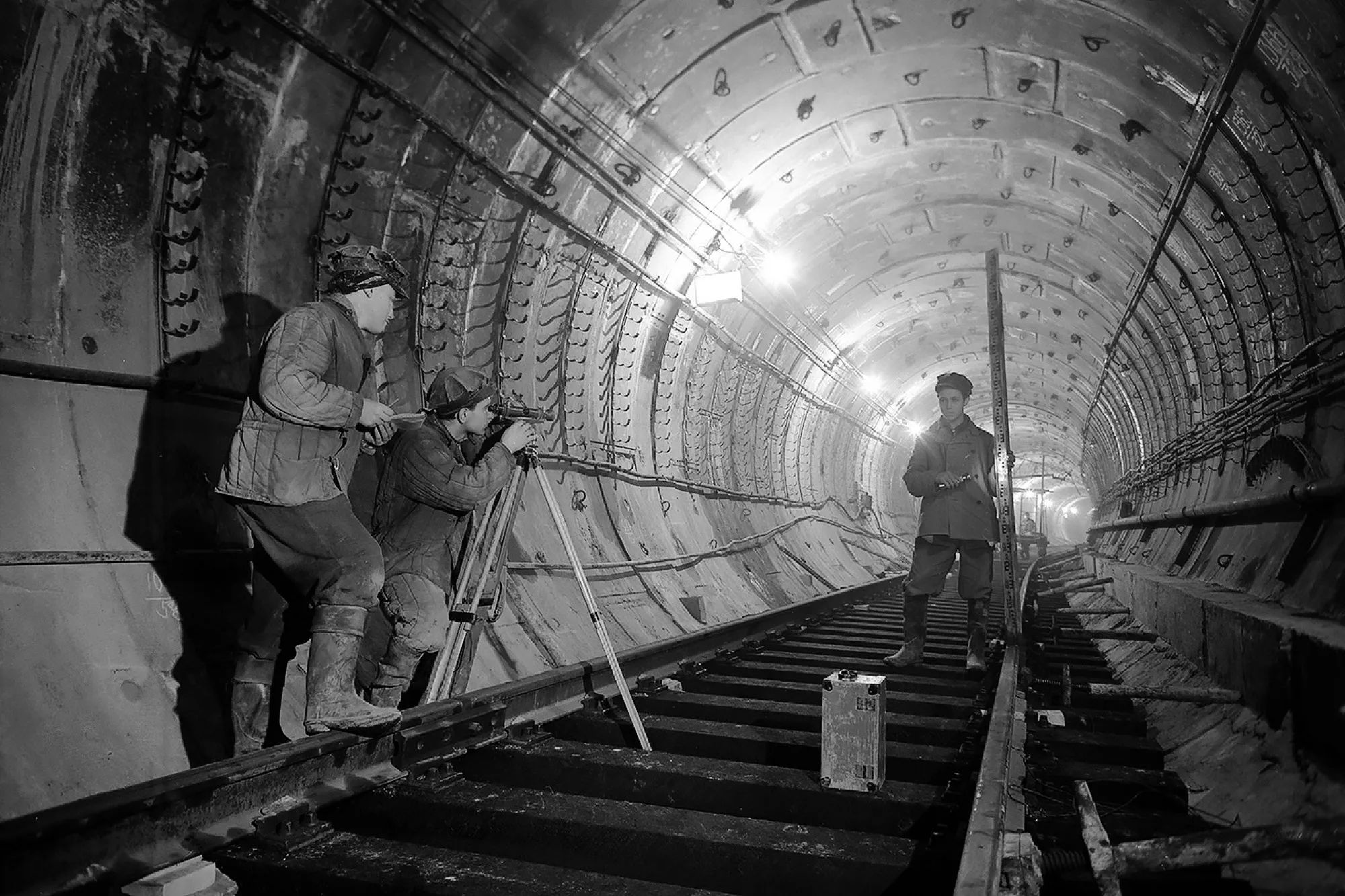 Метро ссср. Стройка Московского метрополитена 1930. Начало строительства Московского метрополитена 1932. Арсенальная станция Киев метро СССР. Метро Арсенальная 1960.