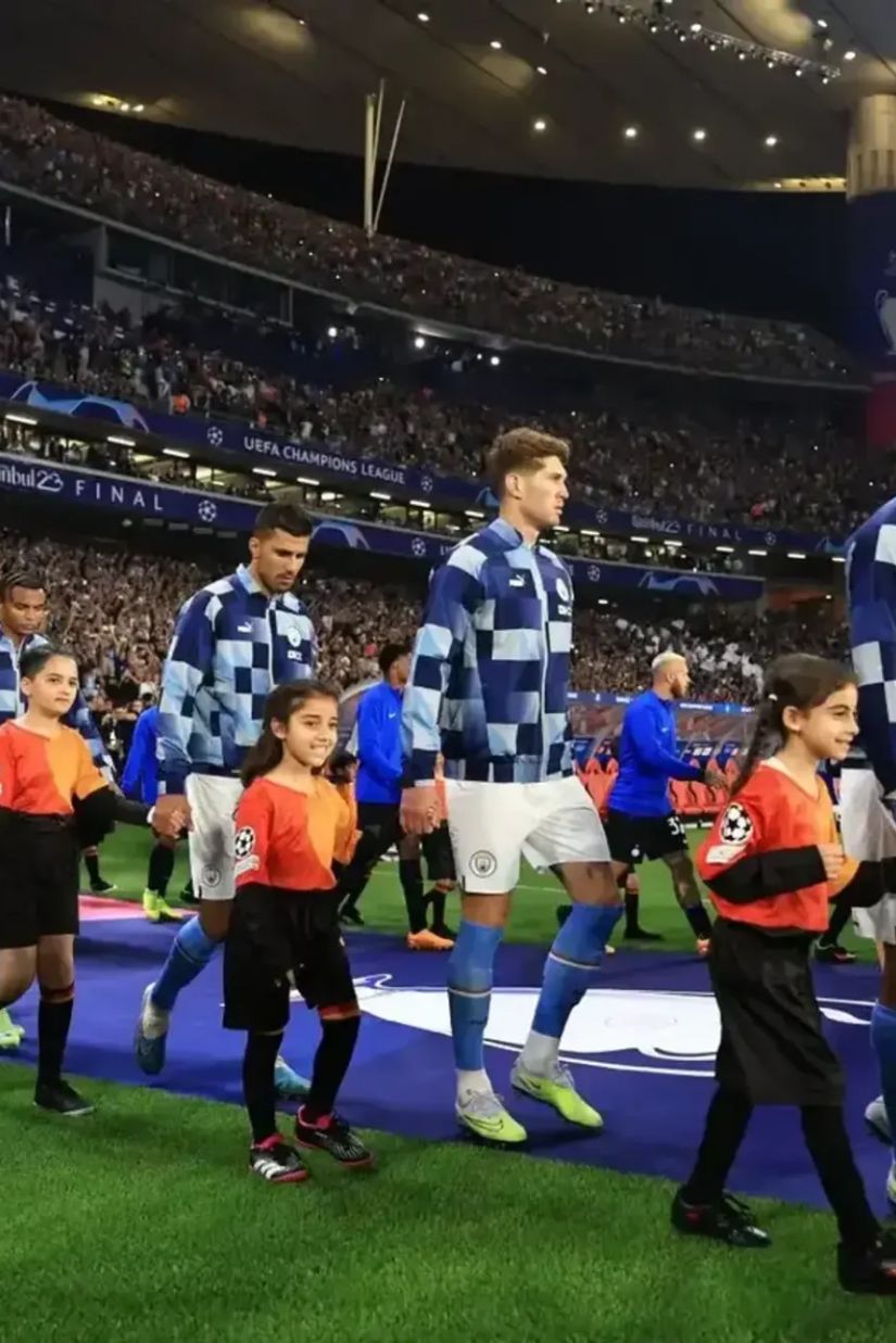 რატომ გადიან
ფეხბურთელები მინდორზე
ბავშვებთან ერთად?