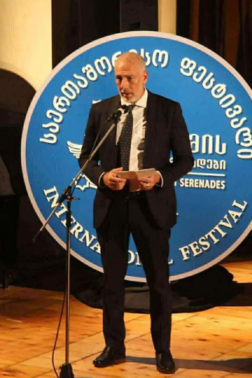 „ბრავოსა“ და „ბისის“
შეძახილებით, მქუხარე
აპლოდისმენტებითა და
ფეხზე დგომით უმადლოდა
პუბლიკა ჩვენს
მუსიკოსებს“ – „ღამის
სერენადების“ პირველმა
თბილისურმა კონცერტმა
ანშლაგით ჩაიარა