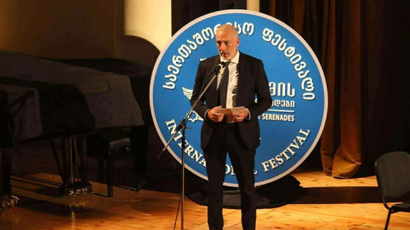„ბრავოსა“ და „ბისის“
შეძახილებით, მქუხარე
აპლოდისმენტებითა და
ფეხზე დგომით უმადლოდა
პუბლიკა ჩვენს
მუსიკოსებს“ – „ღამის
სერენადების“ პირველმა
თბილისურმა კონცერტმა
ანშლაგით ჩაიარა
