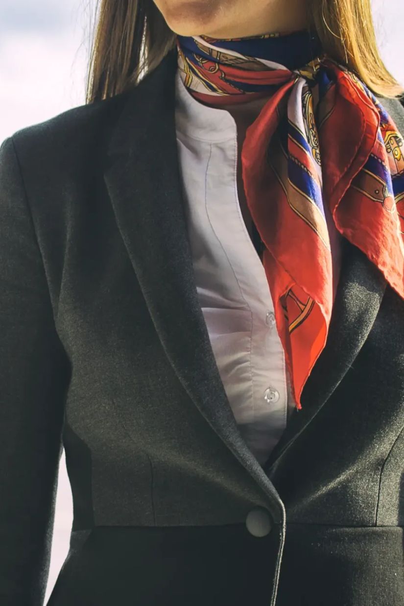 რატომ ატარებენ
სტიუარდესები ყელსახვევს?