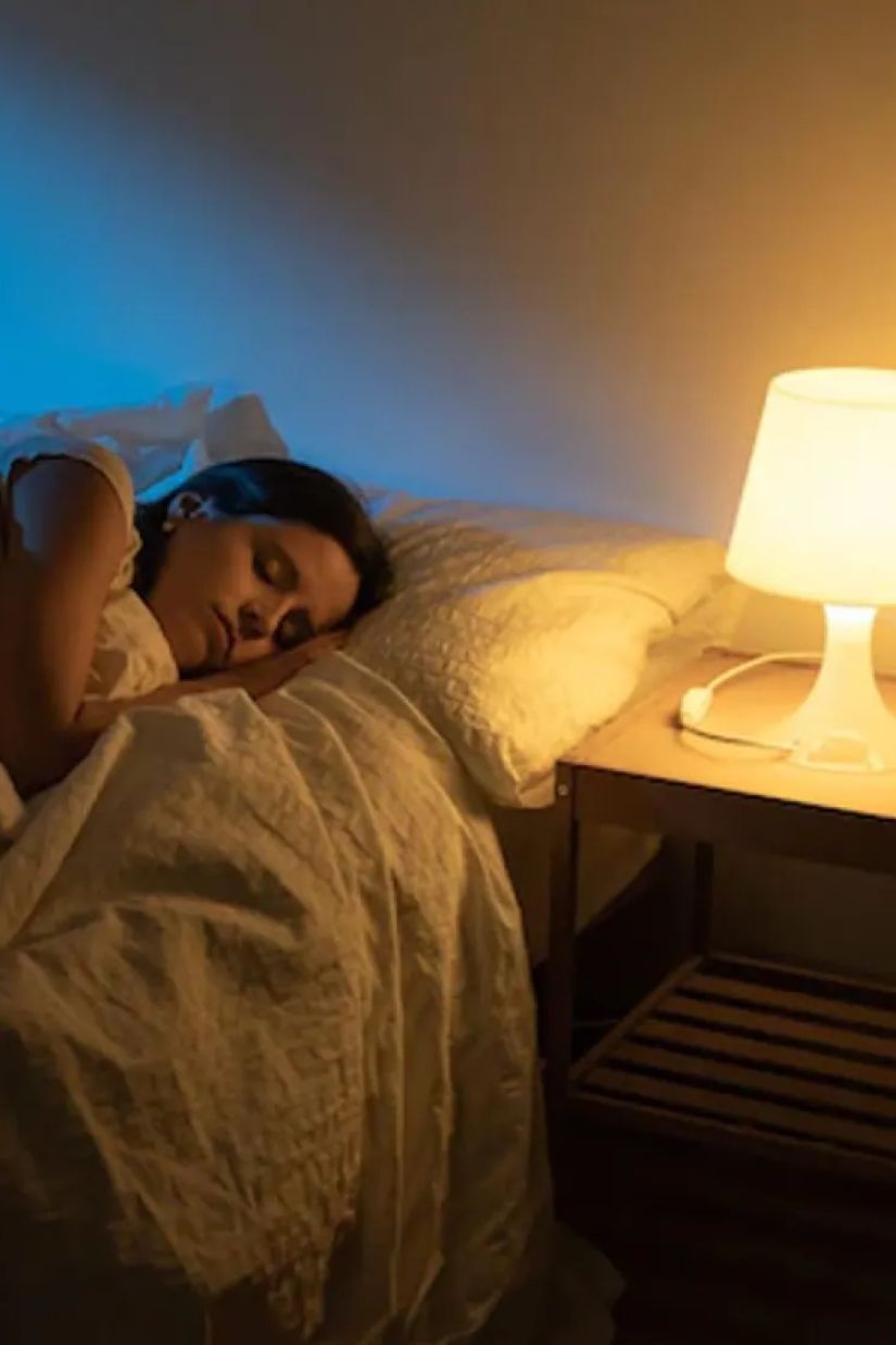 ღამით განათებულში ძილი