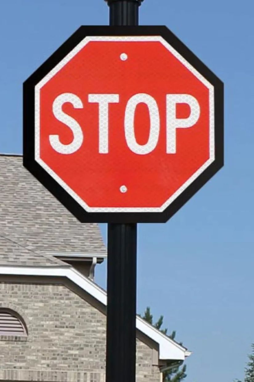 „სტოპ“ ნიშნის ავტორს
მანქანა არასდროს
უტარებია