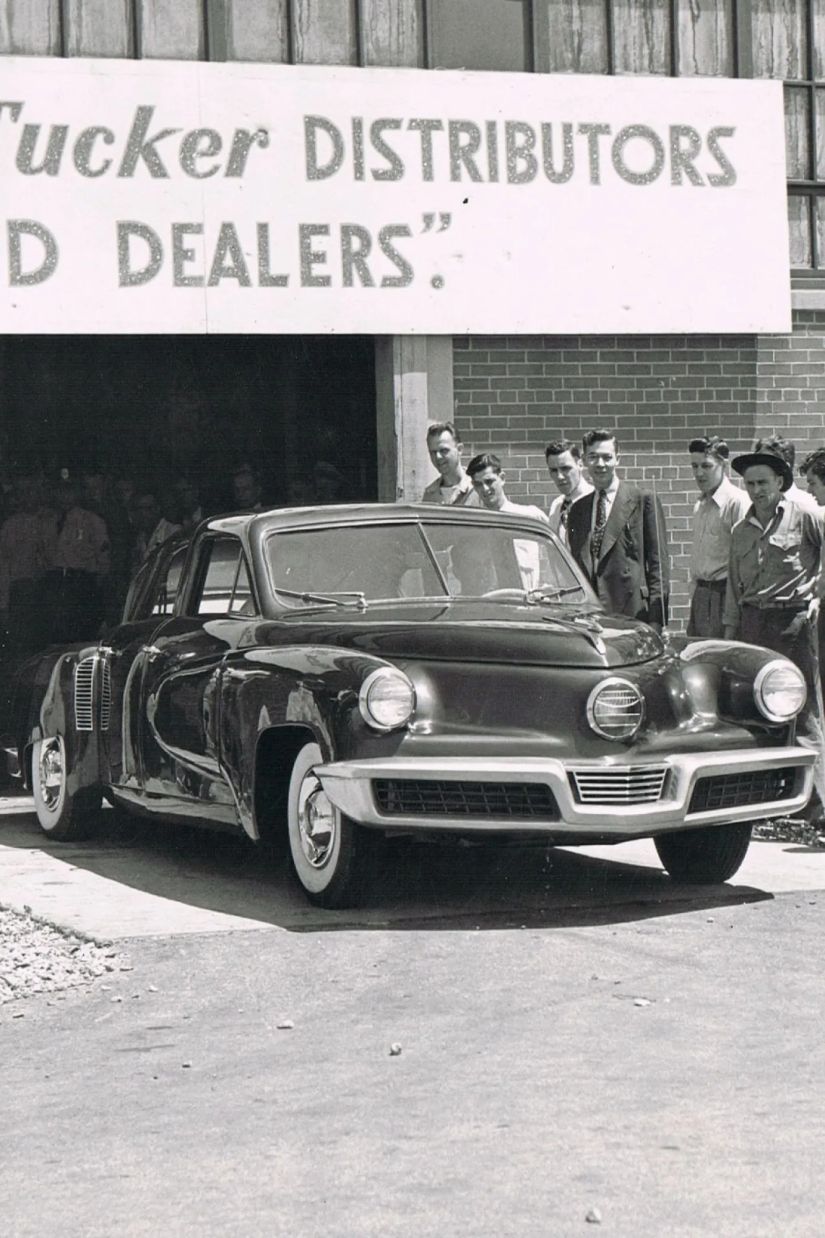 სამფარიანი ავტომობილი Tucker
48 (Tucker Torpedo)